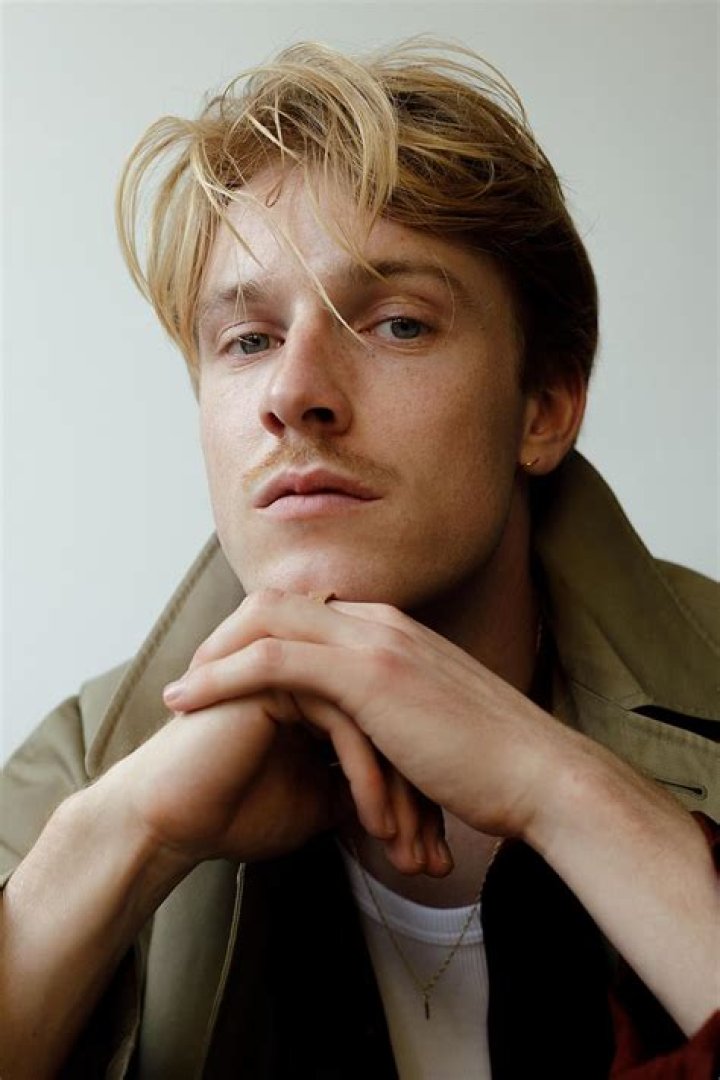 Louis Hofmann Biography, Age, Height, Wife, Net Worth, Family